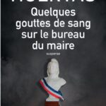 Quelques gouttes de sang sur le bureau du maire