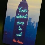 Tenir debout dans la nuit