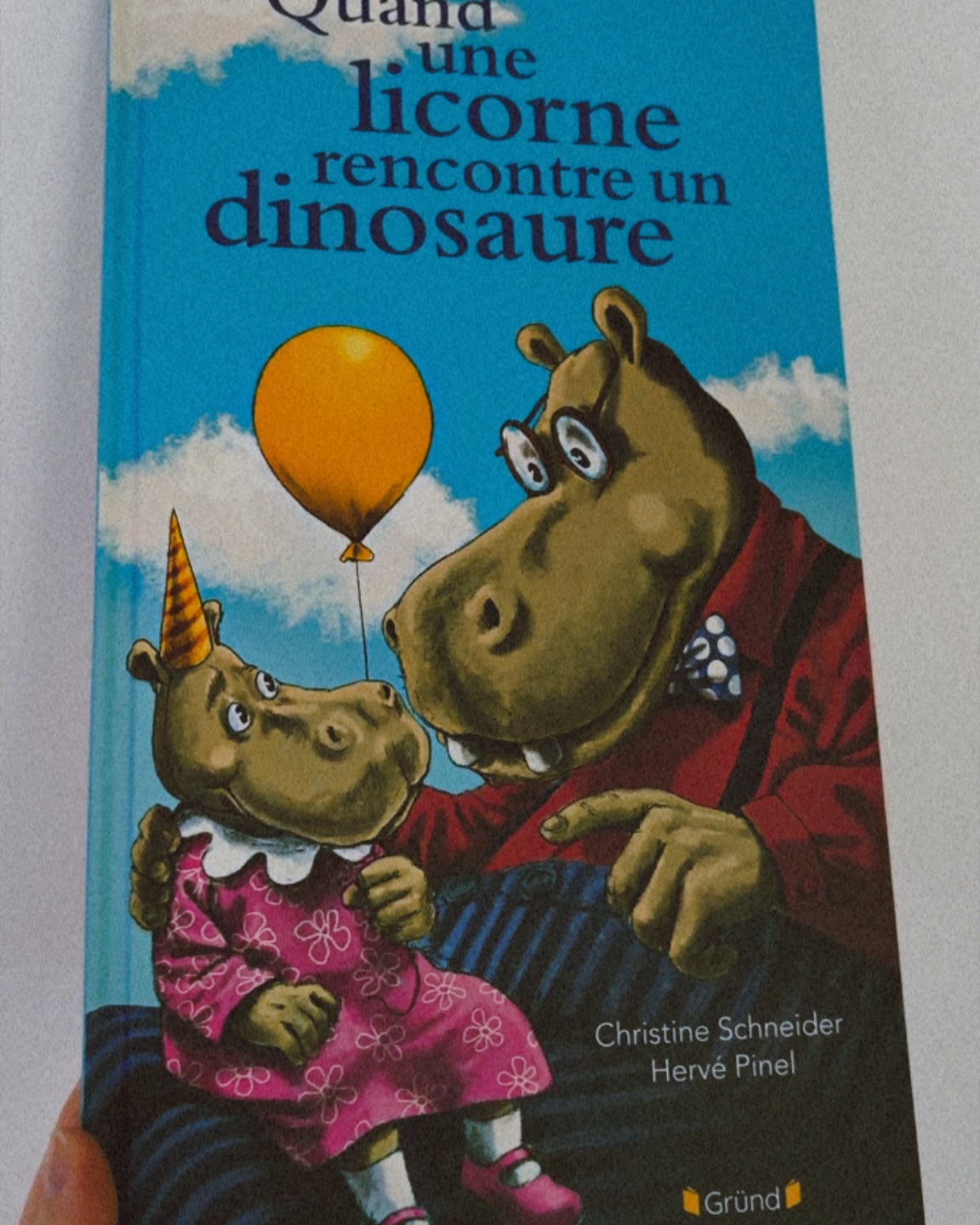 Quand une licorne rencontre un dinosaure