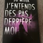 J’entends des pas derrière moi