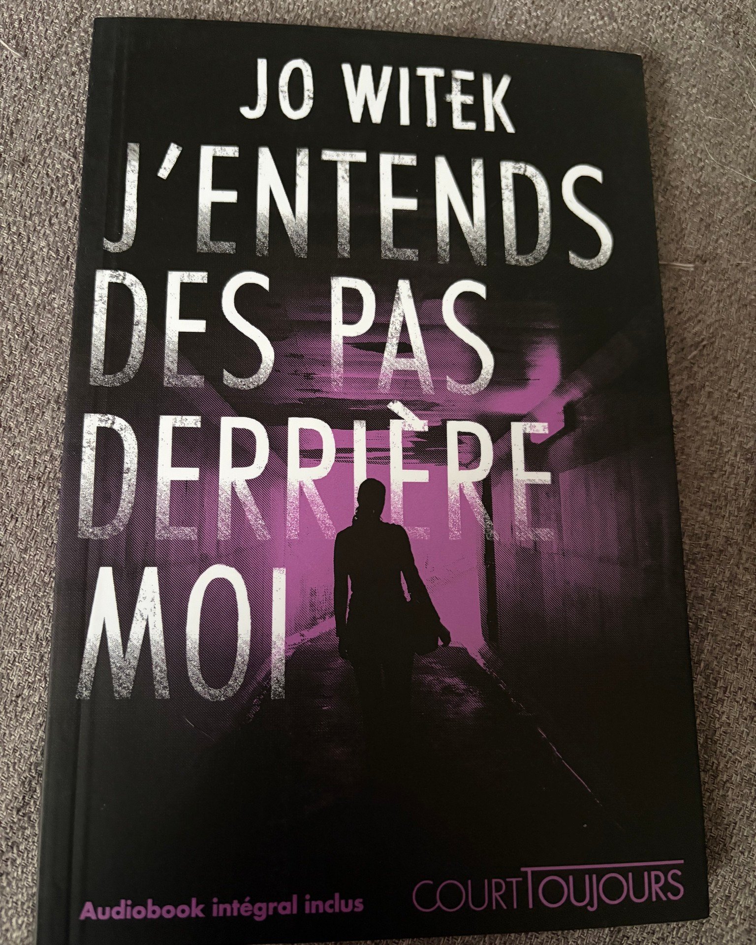 J’entends des pas derrière moi